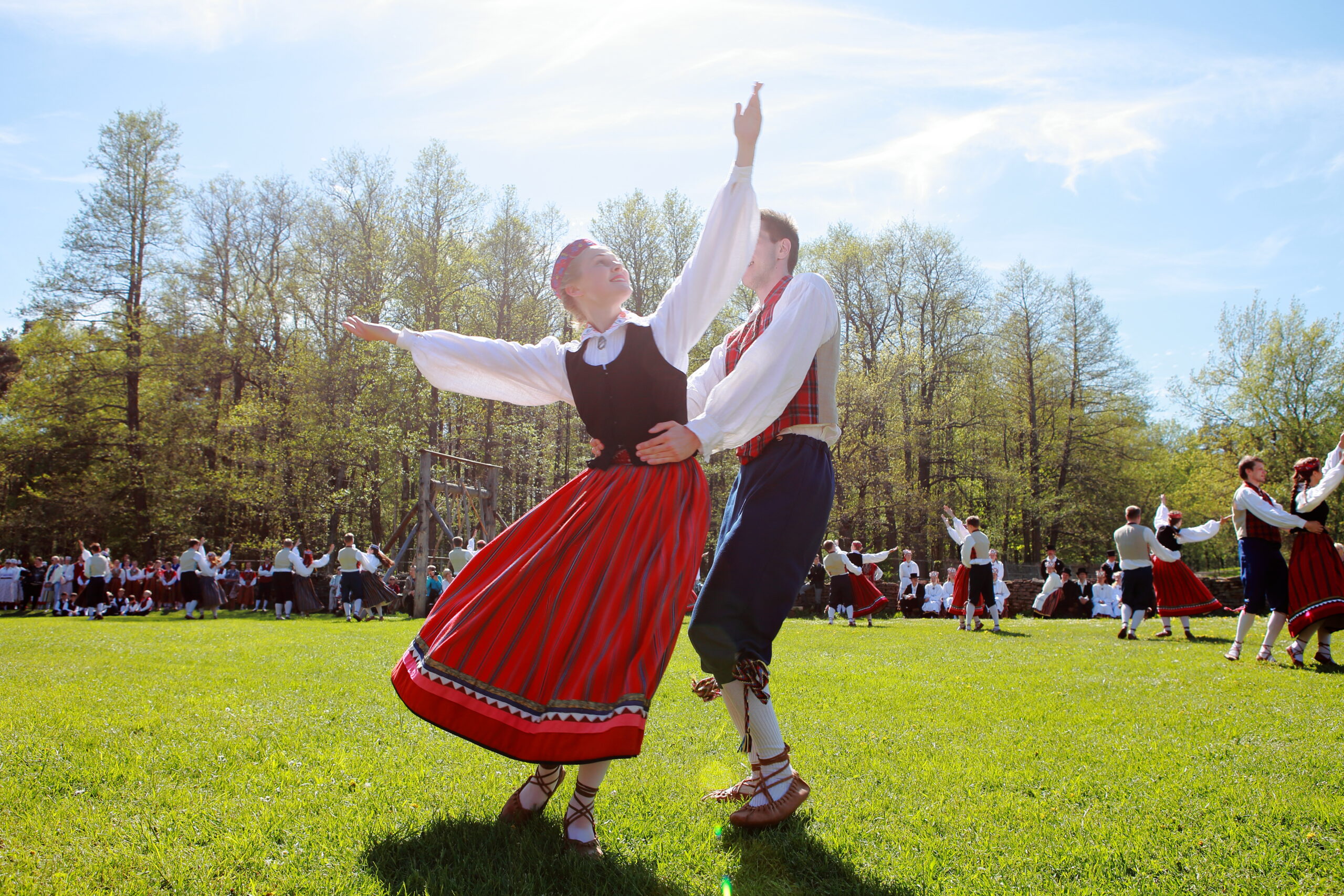 Rahvatantsijad rahvariietes pargis